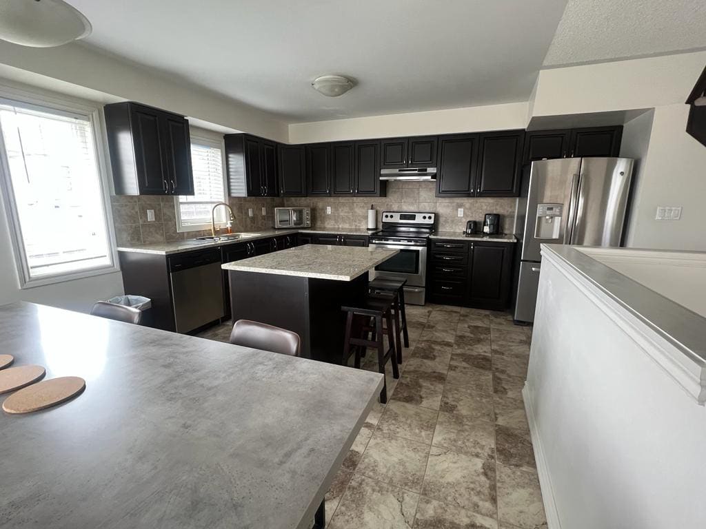 Beautiful townhome in Whitby 3 beds 2.5 bathrooms