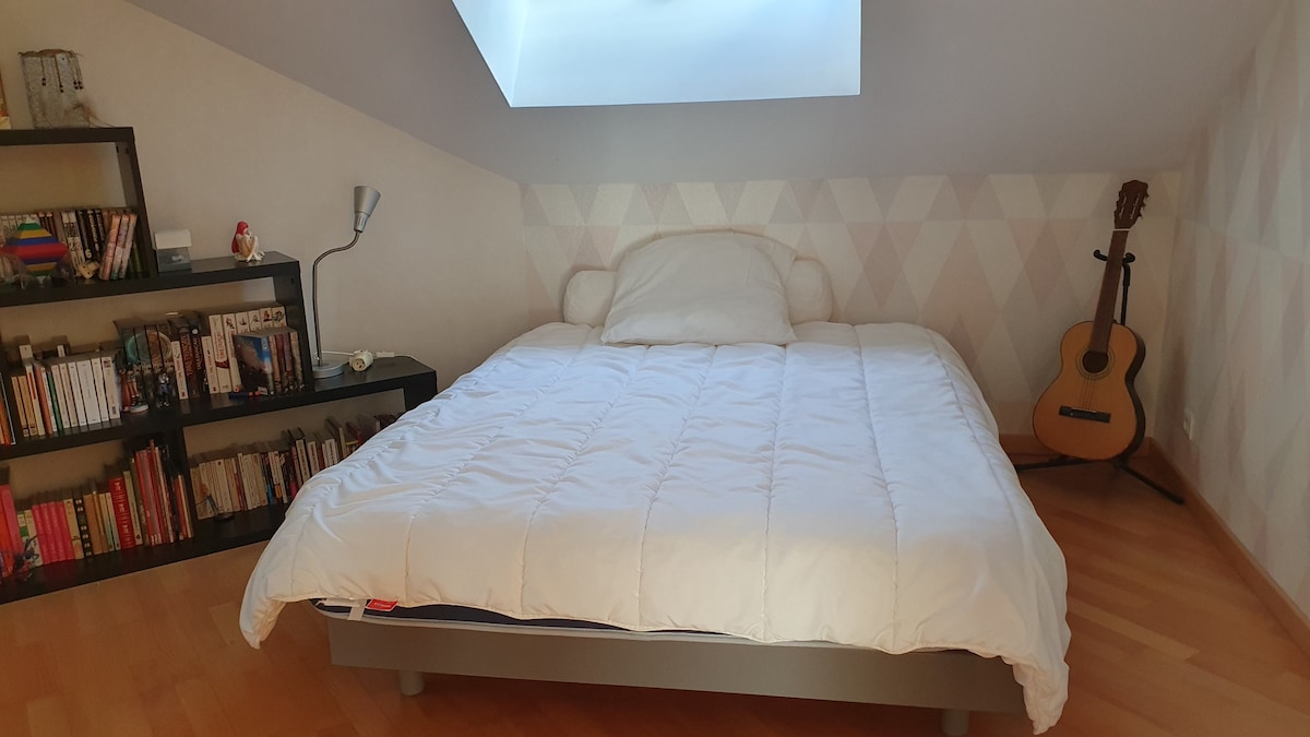 Jolie chambre isolée en étage