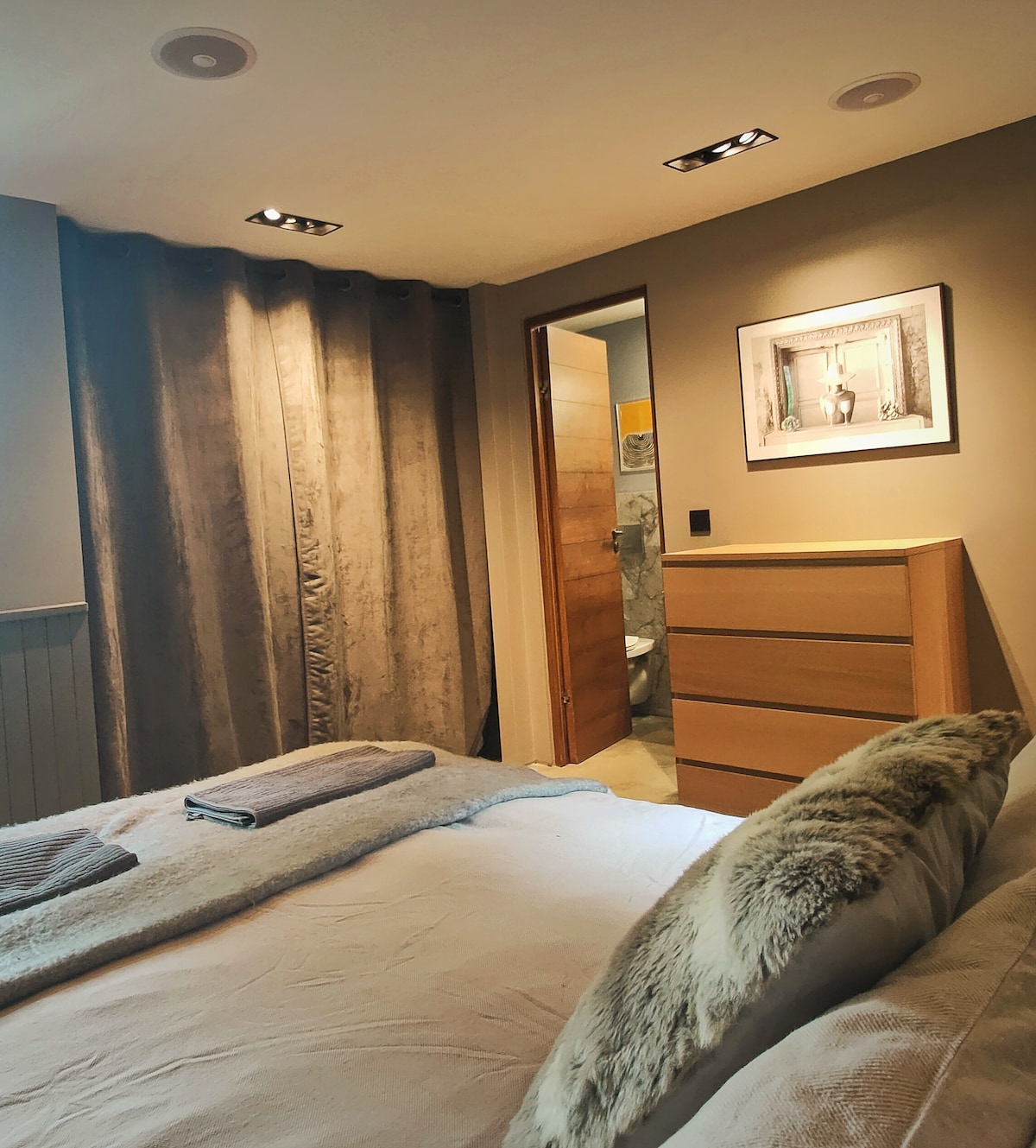 Large en-suite Bedroom. Linen/towel provided