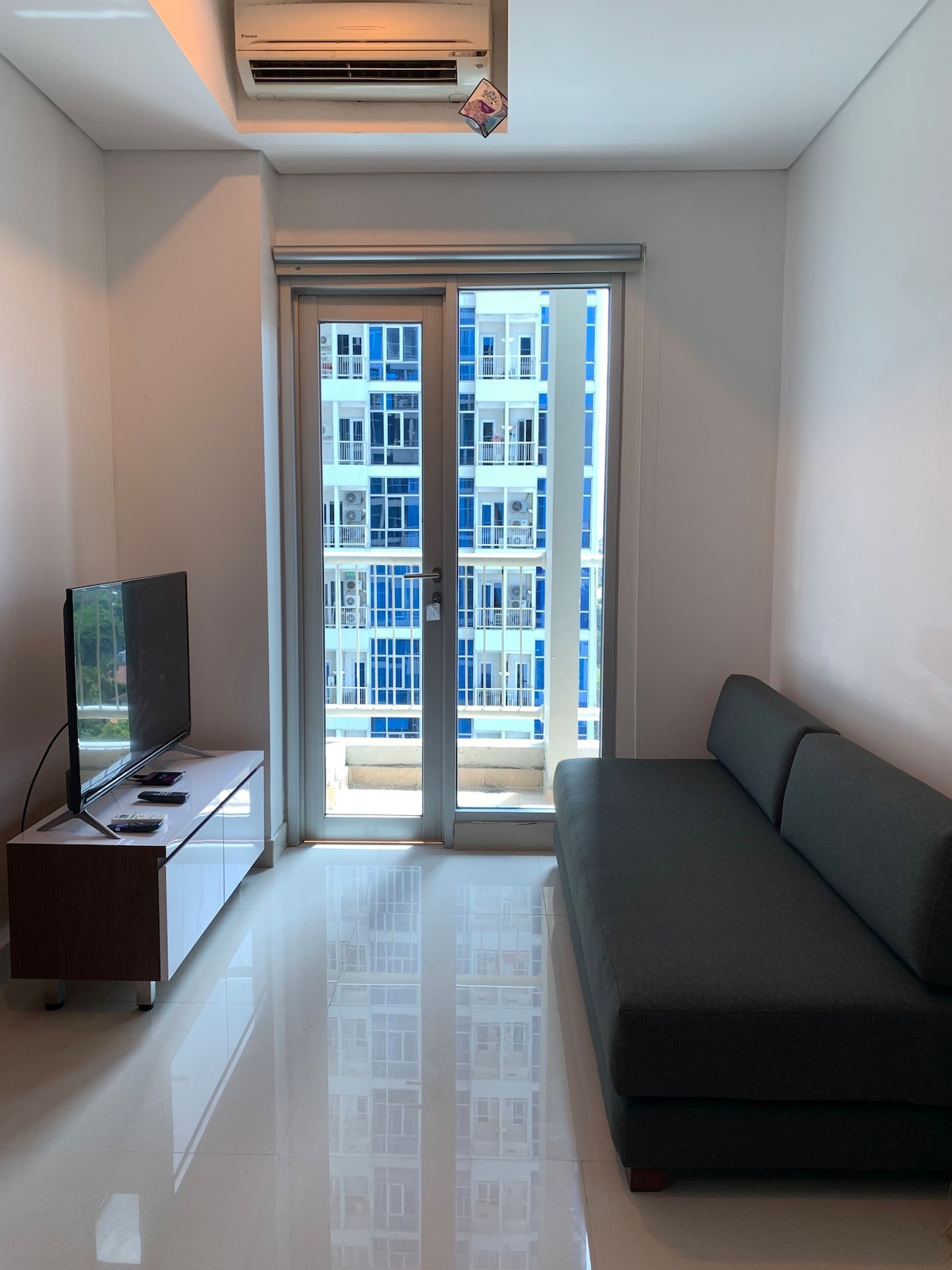 舒适的2卧室公寓，配备雅加达天际线景观无线网络Netflix