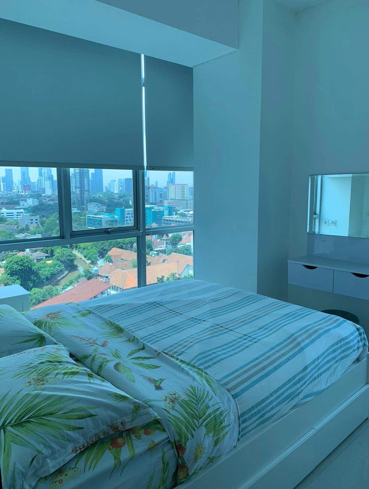 舒适的2卧室公寓，配备雅加达天际线景观无线网络Netflix