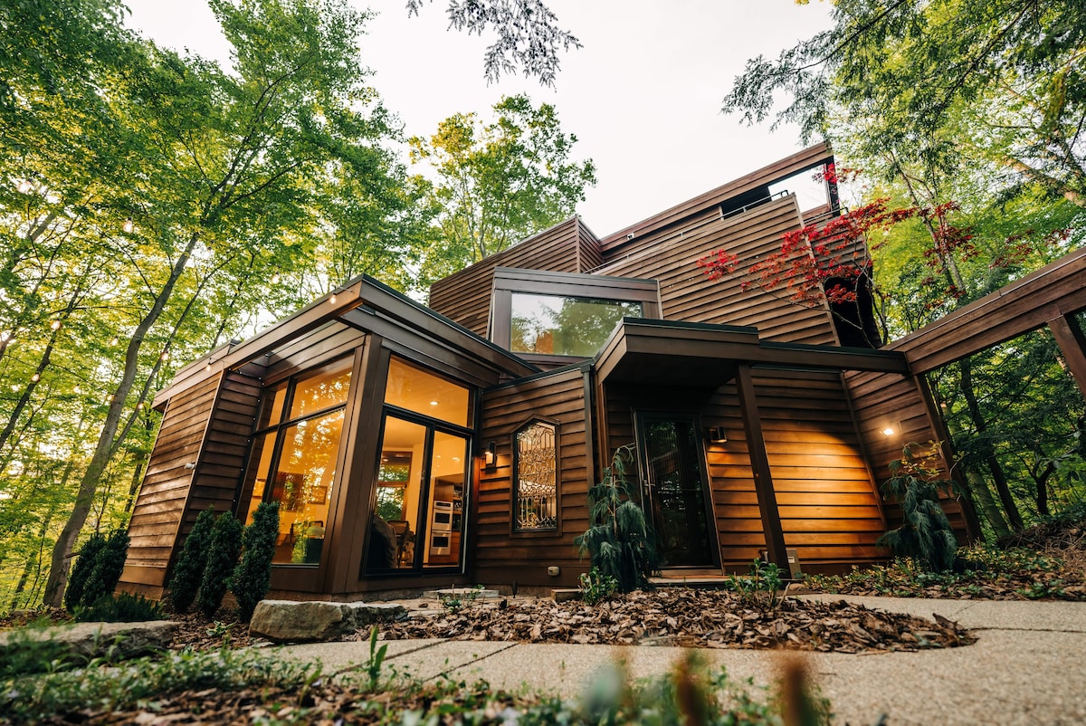 Parker House Ohio - Luxury l Nature l Mid-Century