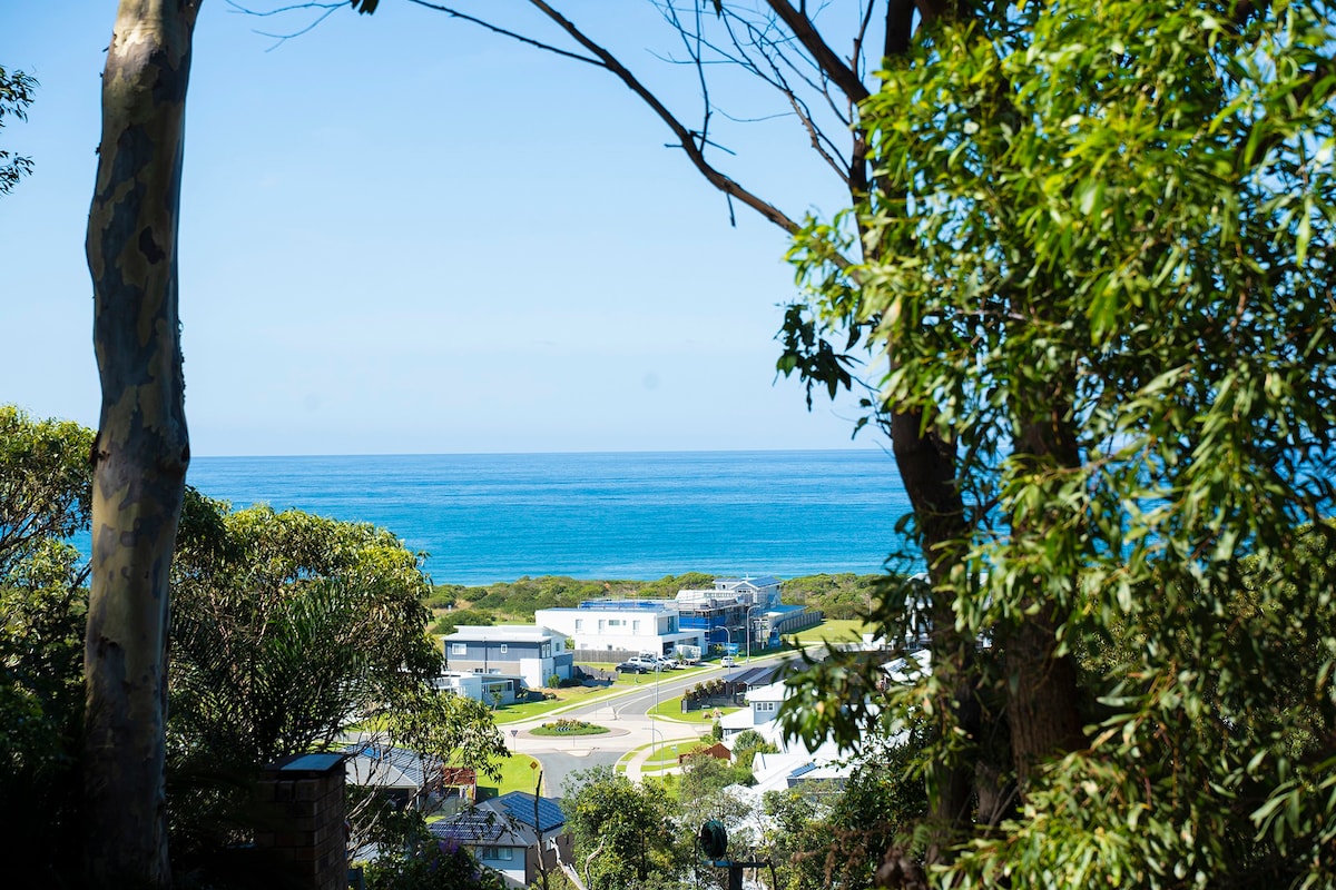 Peaceful Coastal Retreat with ocean + bush views