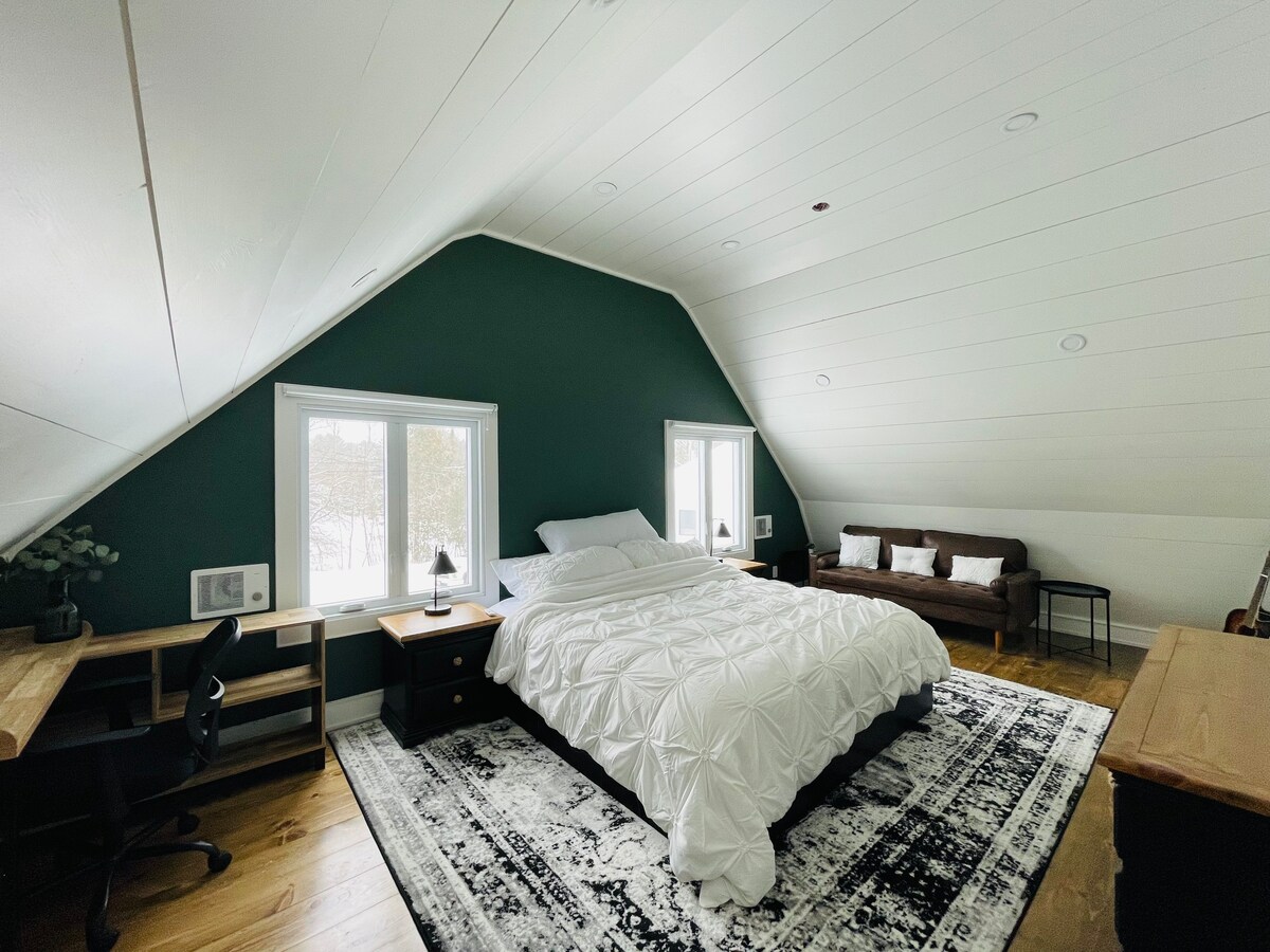 KING SIZE BED Barn style loft apartment private