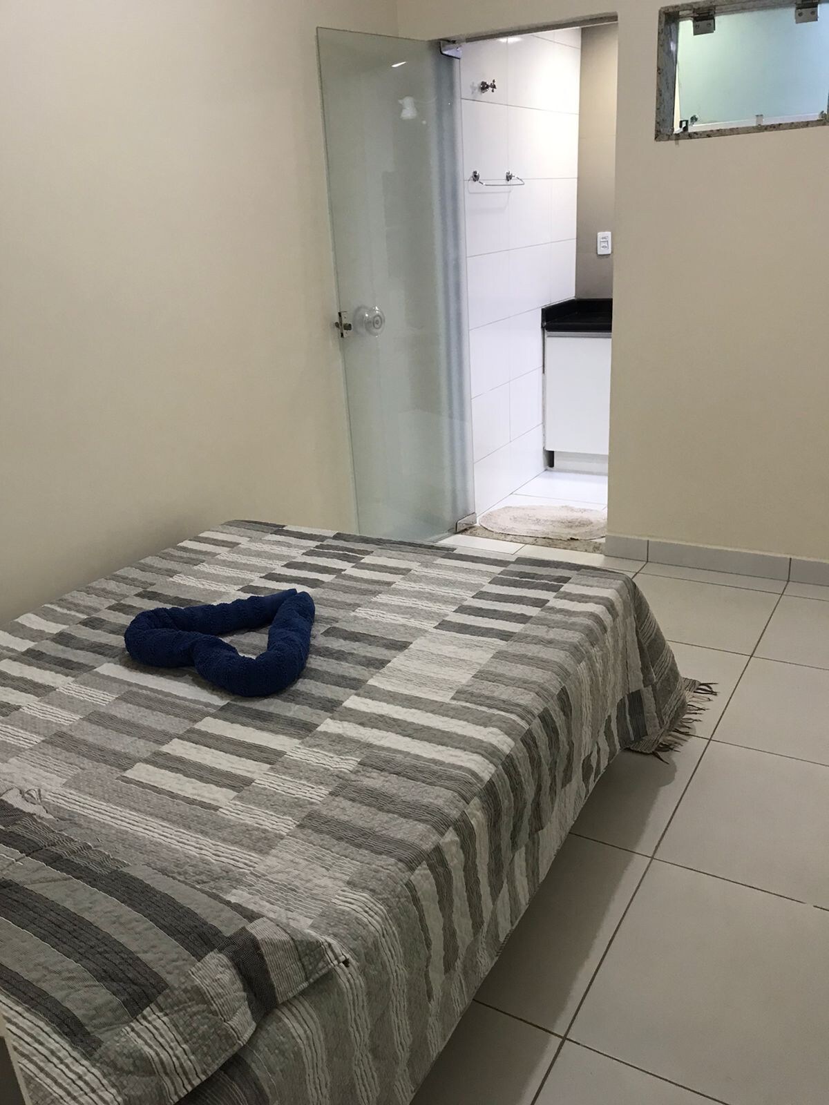 Apartamento com 2 suítes e uma garagem.