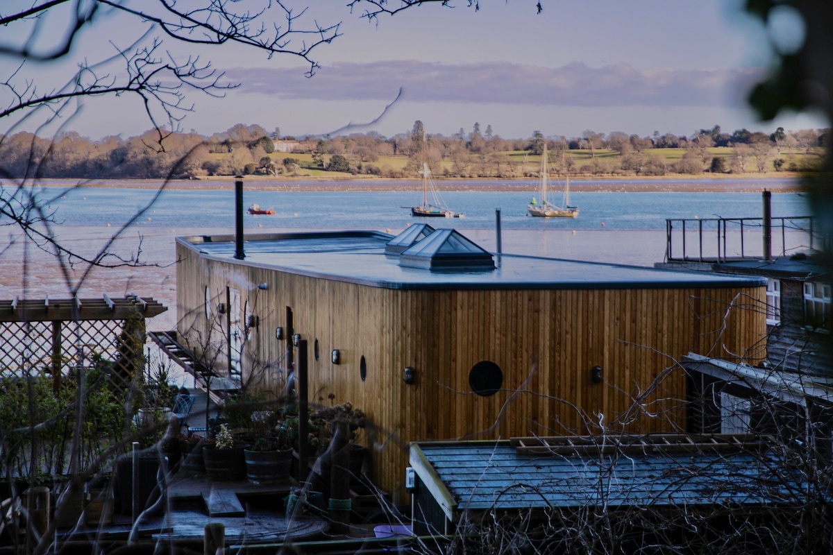 Waldemar, 5 bedroom luxury houseboat, sleeps 10.