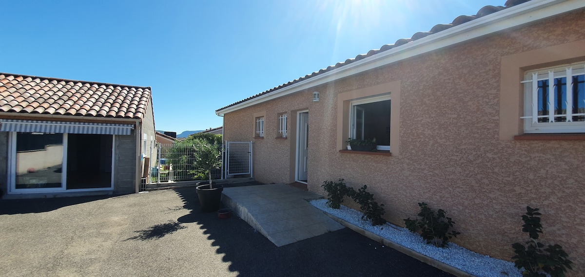 Villa familiale vue montagne et château