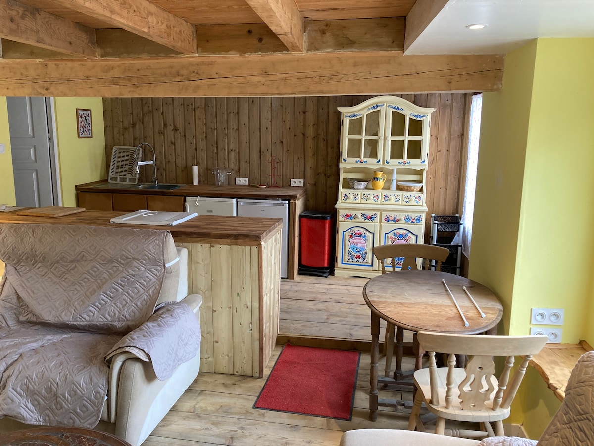 Converted barn sleeps/2 private hot tub and pool