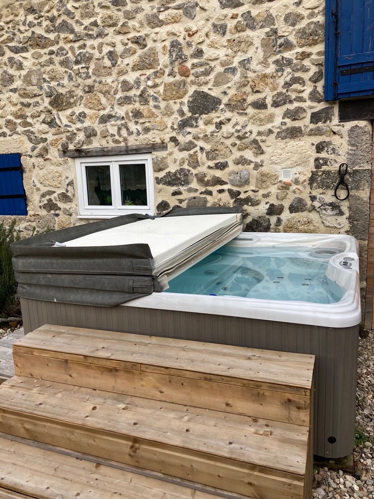 Converted barn sleeps/2 private hot tub and pool