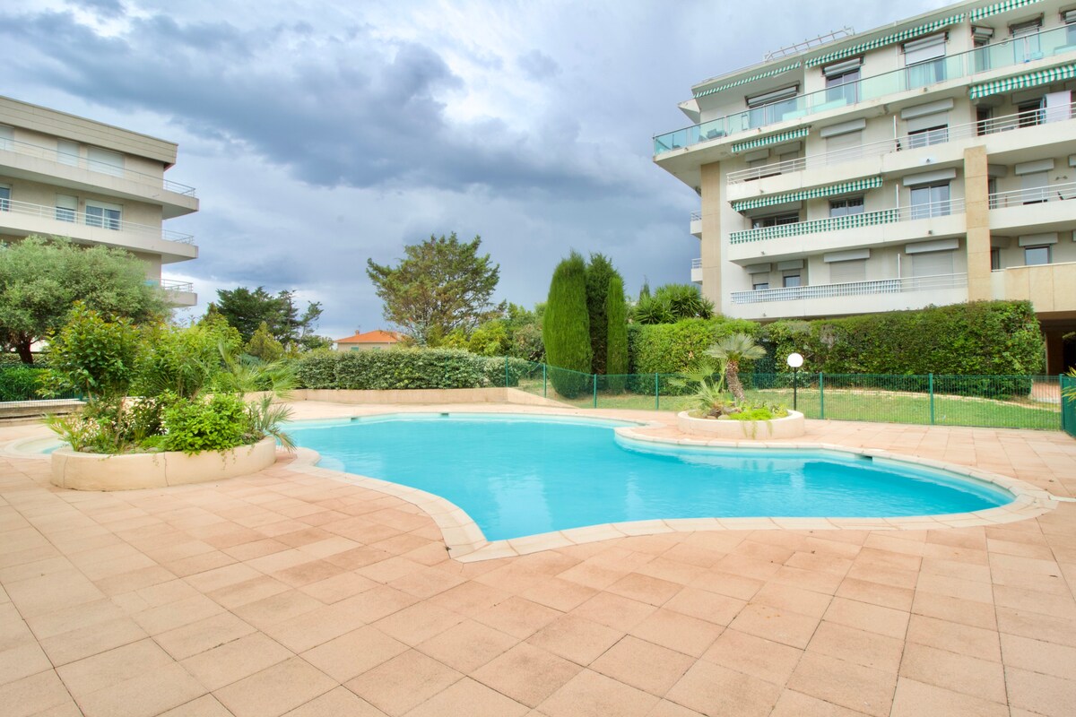 蔚蓝海岸（ Cote d 'Azur ）露台、泳池和停车