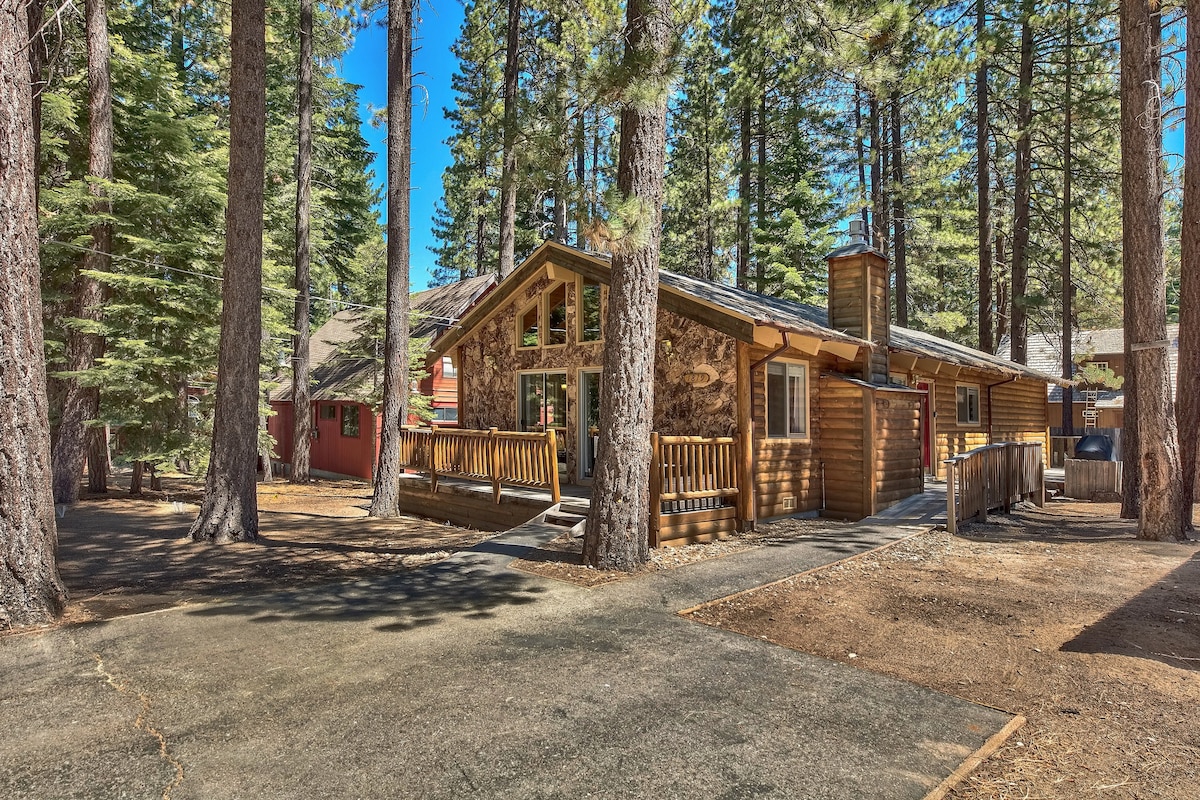 舒适的原木小木屋-靠近小径、湖泊和滑雪度假村
