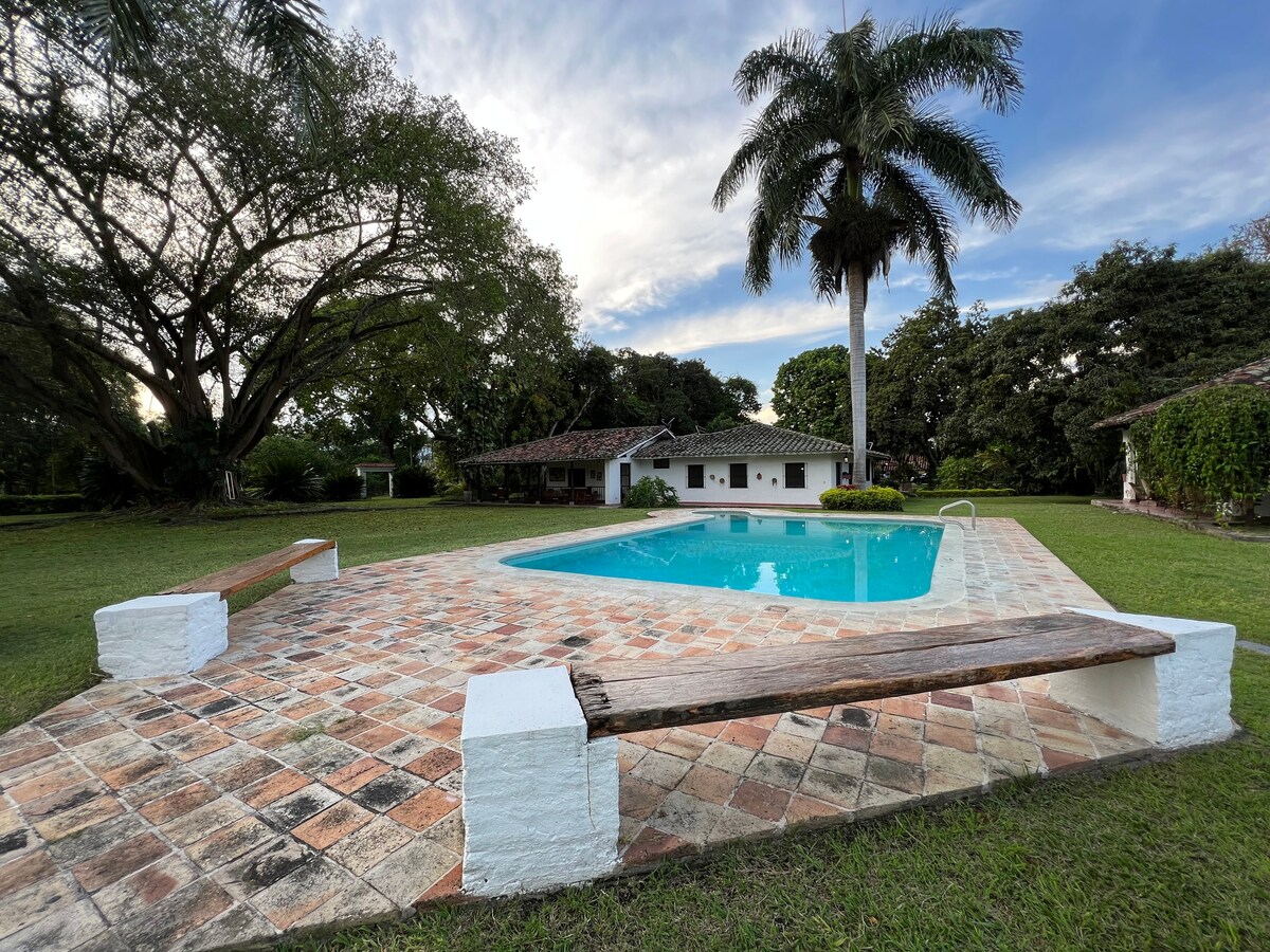 Casa de Hacienda Azucarera ，配有游泳池和马匹。