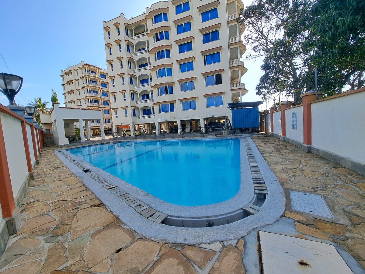 位于Nyali的豪华双卧公寓，带泳池