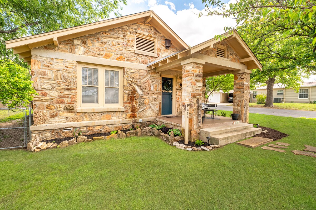 Cornerstone Cottage near Town Square