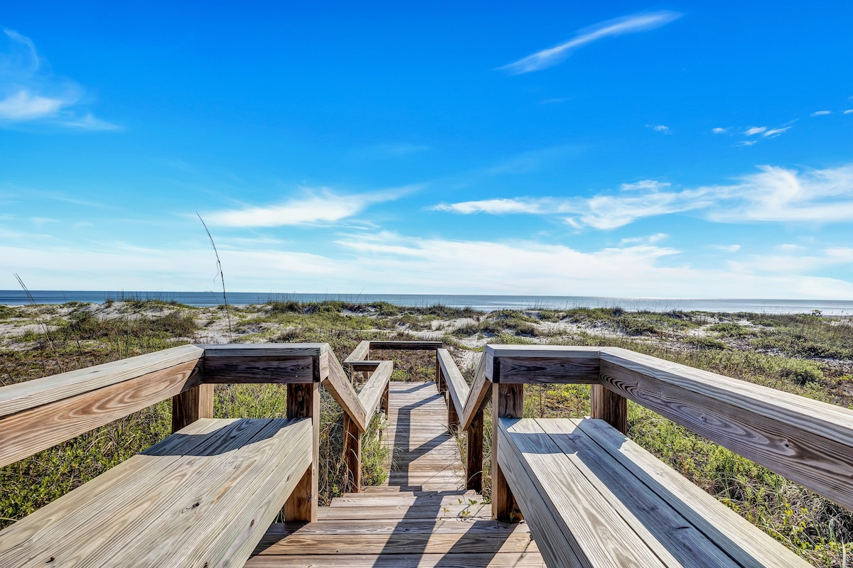 Oceanfront w/ Private Beach/ Backyard/Rocket Views