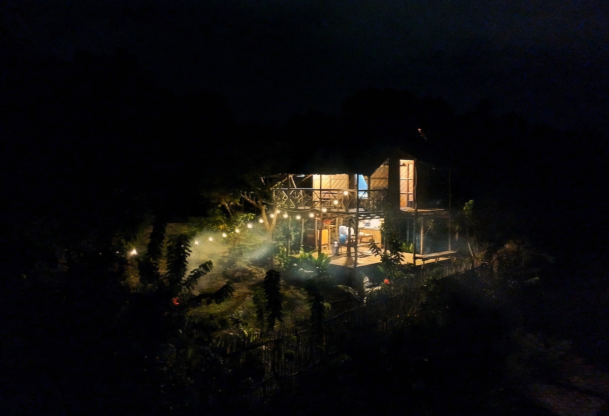 Bantang Hut- Panoramic view of the ocean and hills