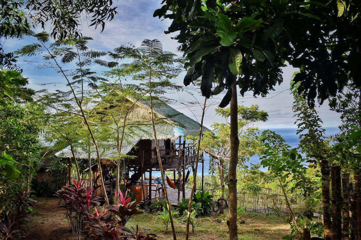 Bantang Hut- Panoramic view of the ocean and hills