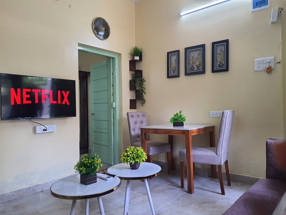 Comfy 1BHK 15 Mins Sea Cafe Wifi Netflix 55 TV