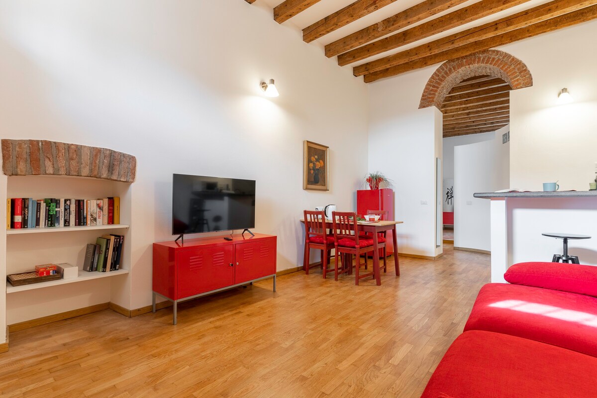 Navigli View Red Apartment