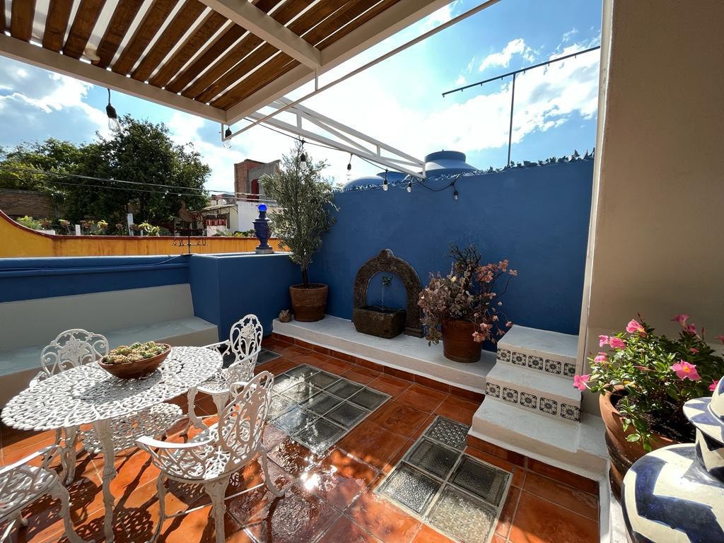 Casa Cielo Downtown with terraces, AC & parking!