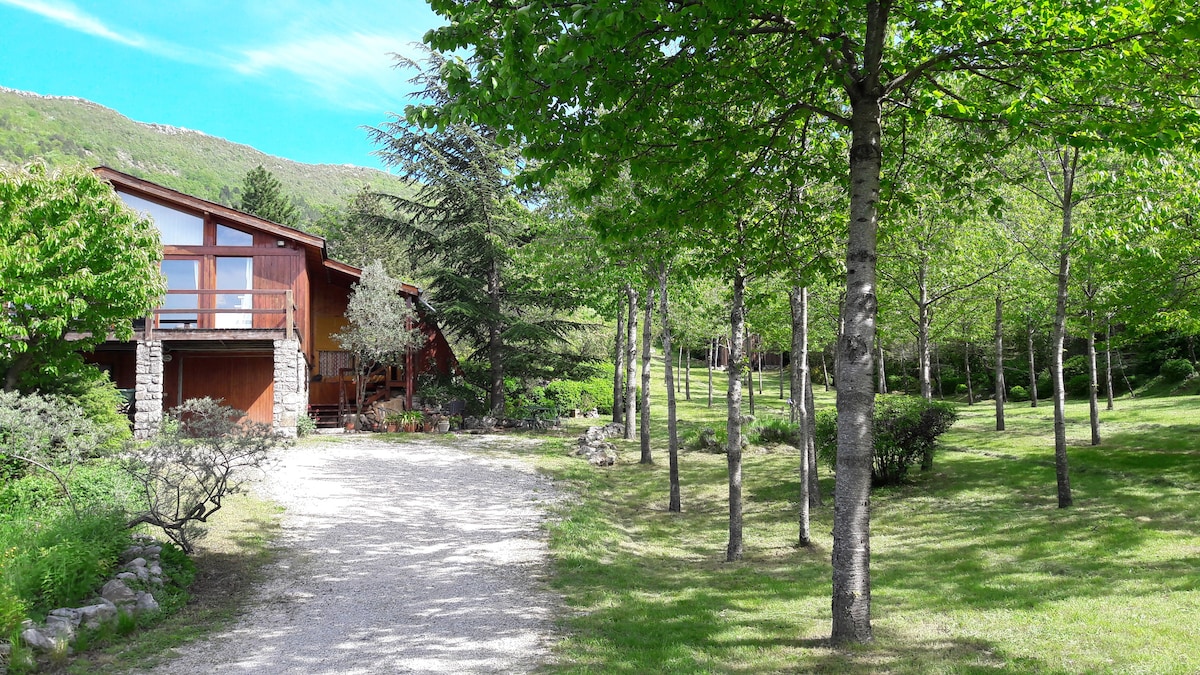 Un chalet dans la montagne