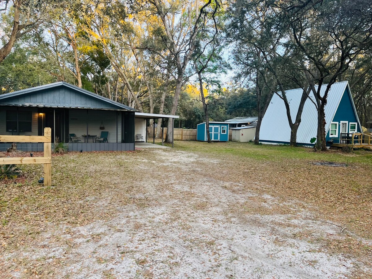 Cabin Getaway near Springs, Rocking Horse & Astor