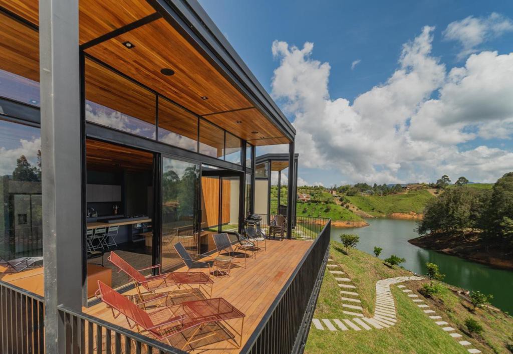 Luxe by the Lake: Guatape's Premier Experience
