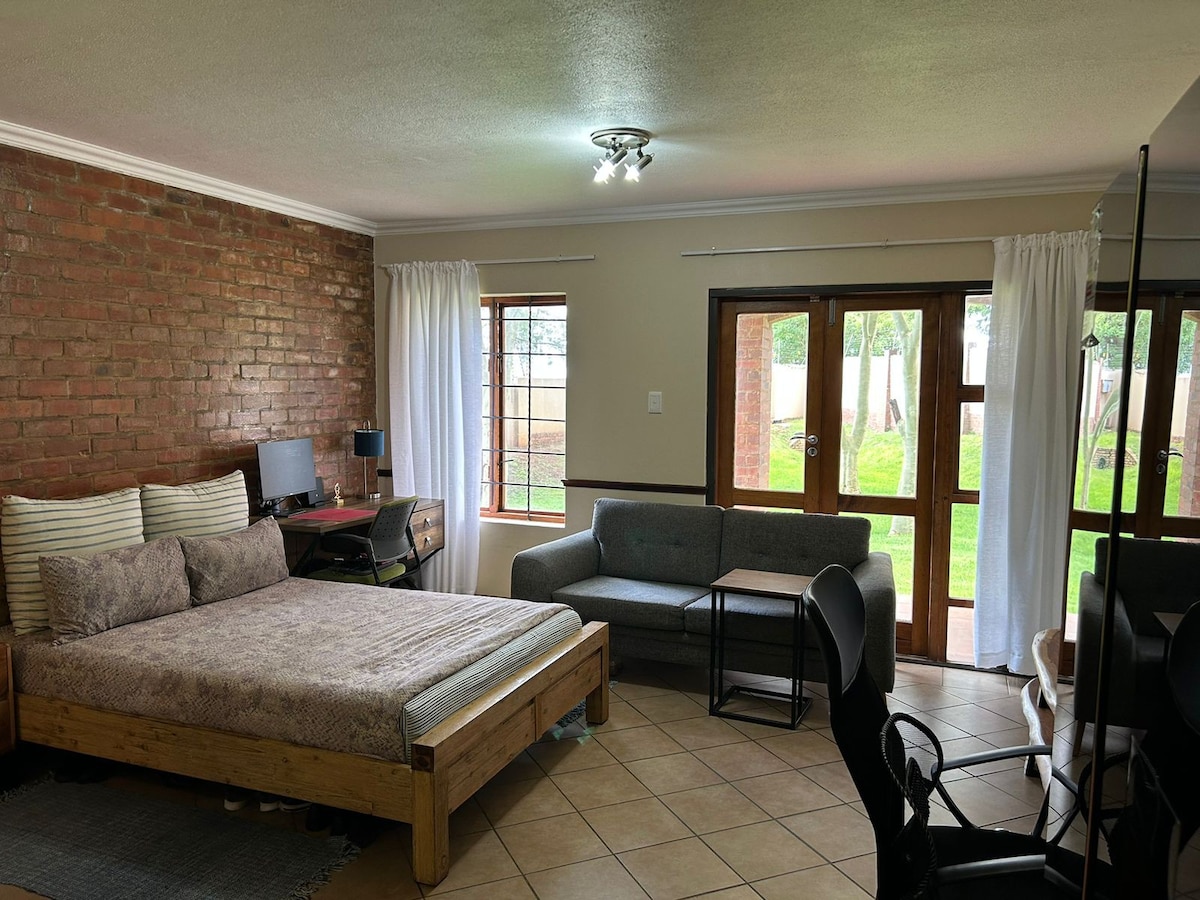 Spacious open plan apartment with Dstv & Netflix