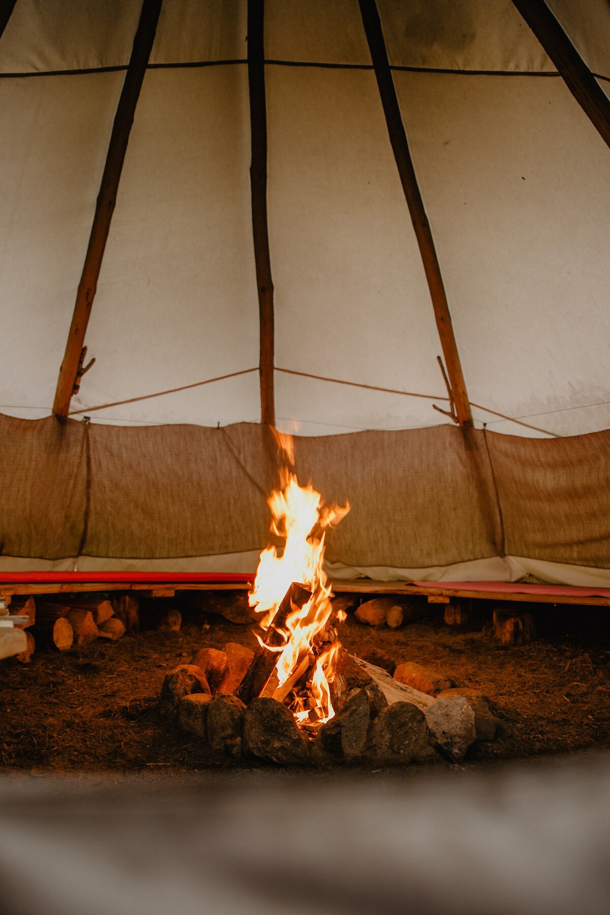带木床的印第安帐篷