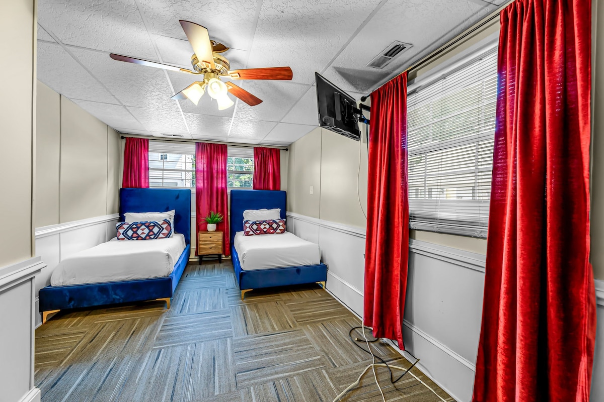 THE GIANT! Downtown! Sleeps 16! 10 beds