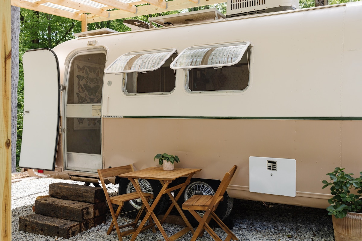 Cozy clean Airstream glamping near downtown