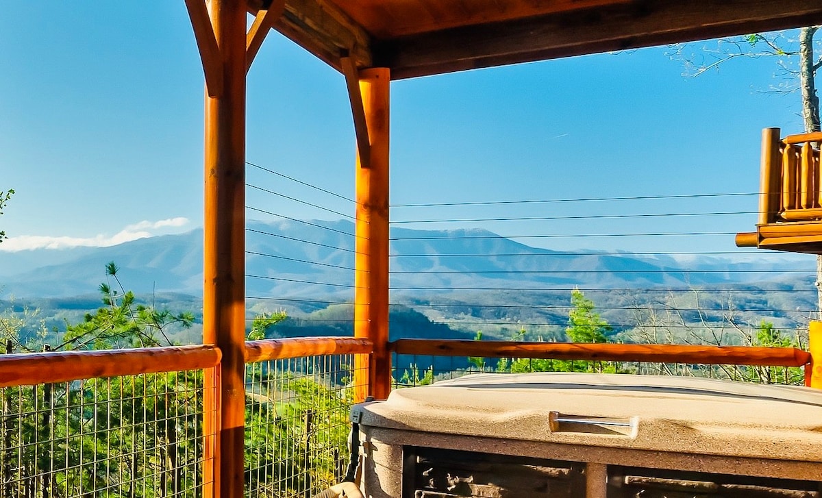 Epic Mountain VIEWS! Hot Tub, Pool, Gym, King, Lux