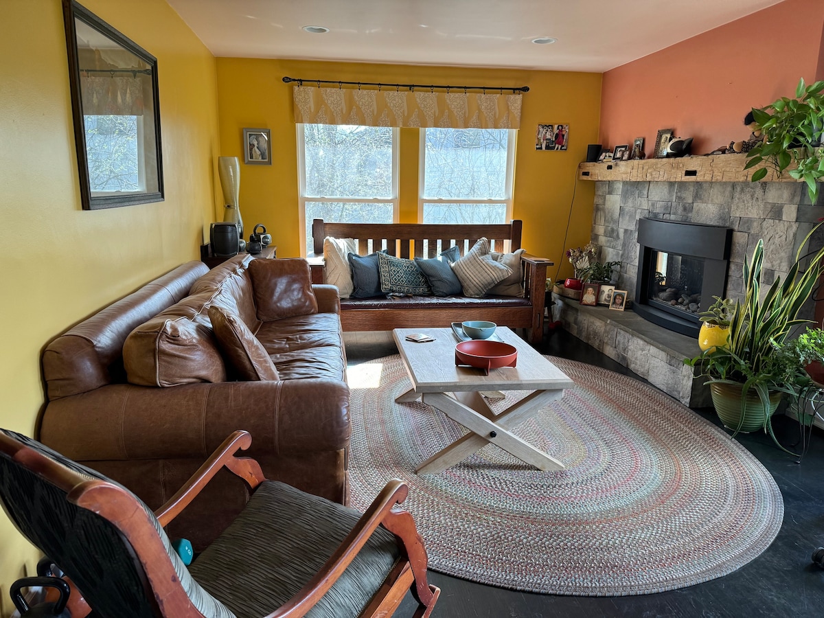 Peaceful midcentury 2 BR with deck and EV charger