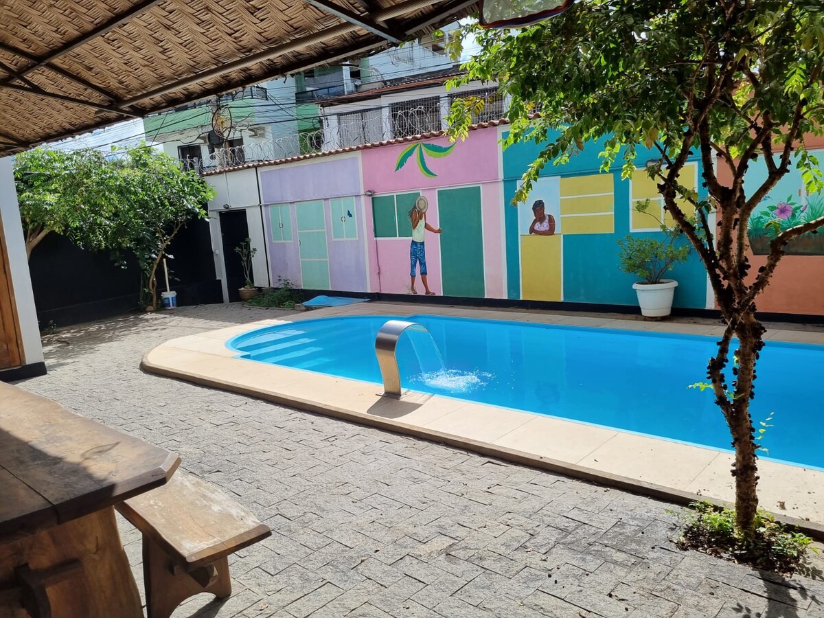 房子配有游泳池和舒适性。