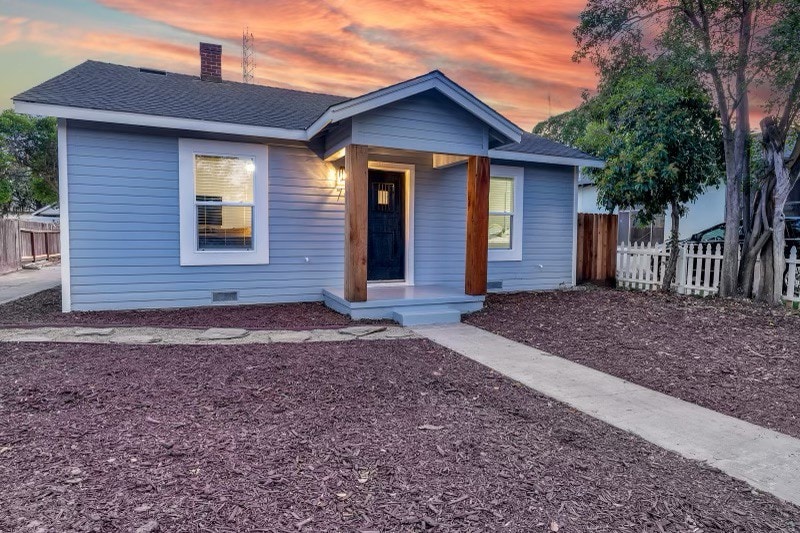 Cozy Downtown Cottage