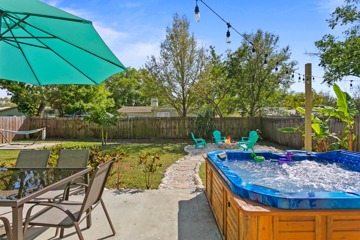 Sunny Palm | Hot Tub , Fire Pit, 10 Min to Beach!