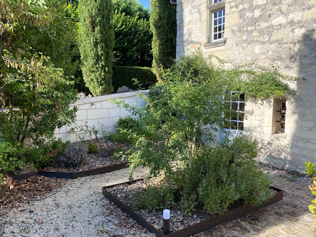 Manoir dans un écrin de verdure - Châteaux &Vignes