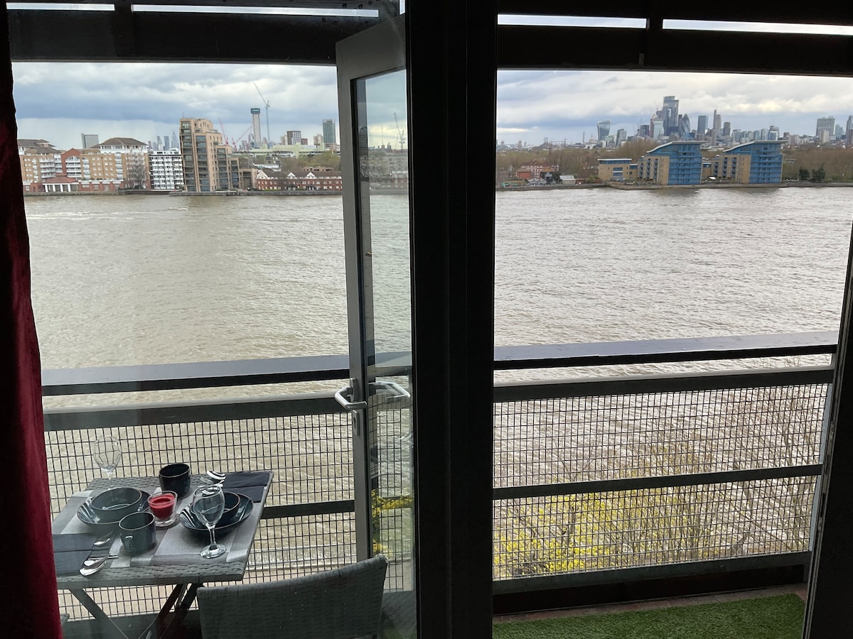 Thames view at zero distance, Canary Wharf