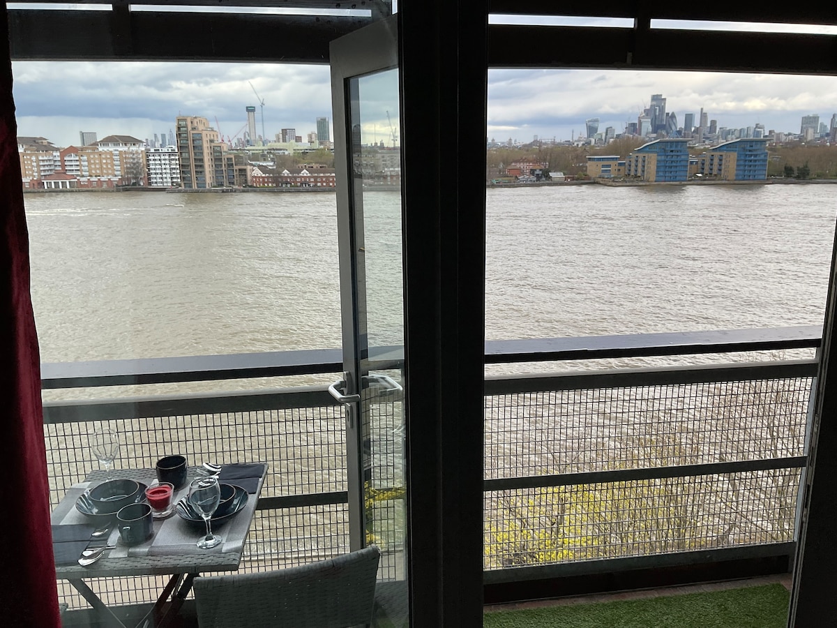 Thames view at zero distance, Canary Wharf