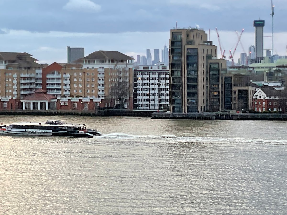 Thames view at zero distance, Canary Wharf