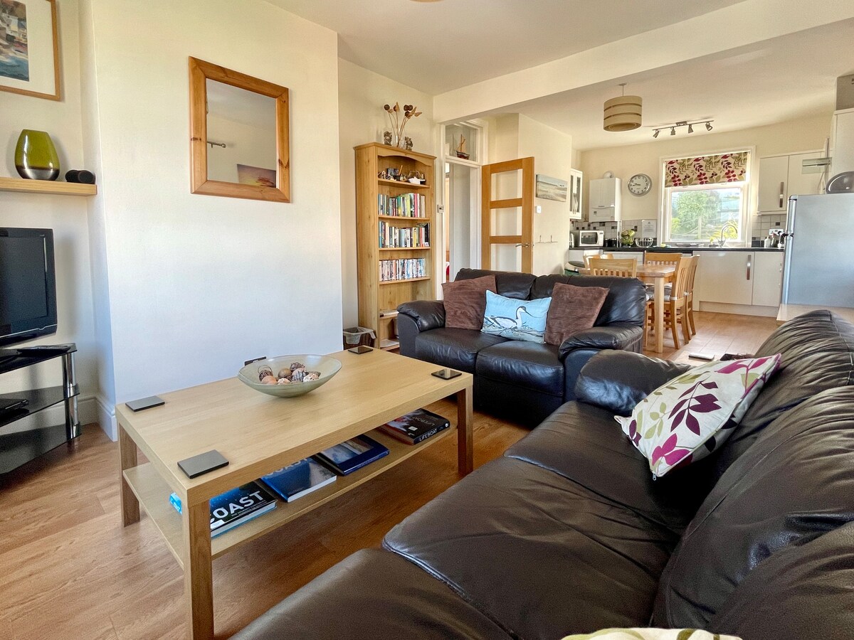Lovely apt, central Salcombe, with parking!