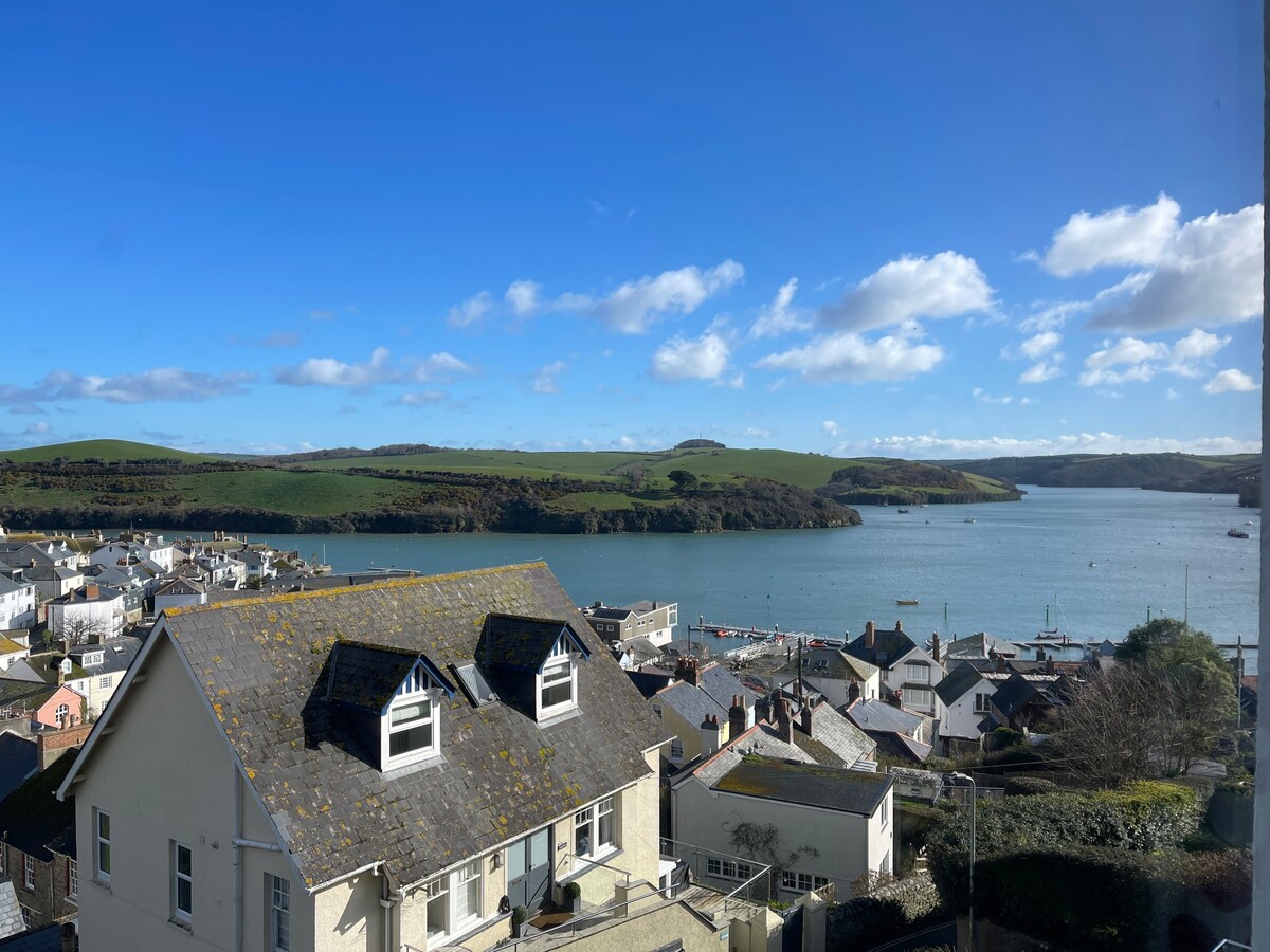 Lovely apt, central Salcombe, with parking!