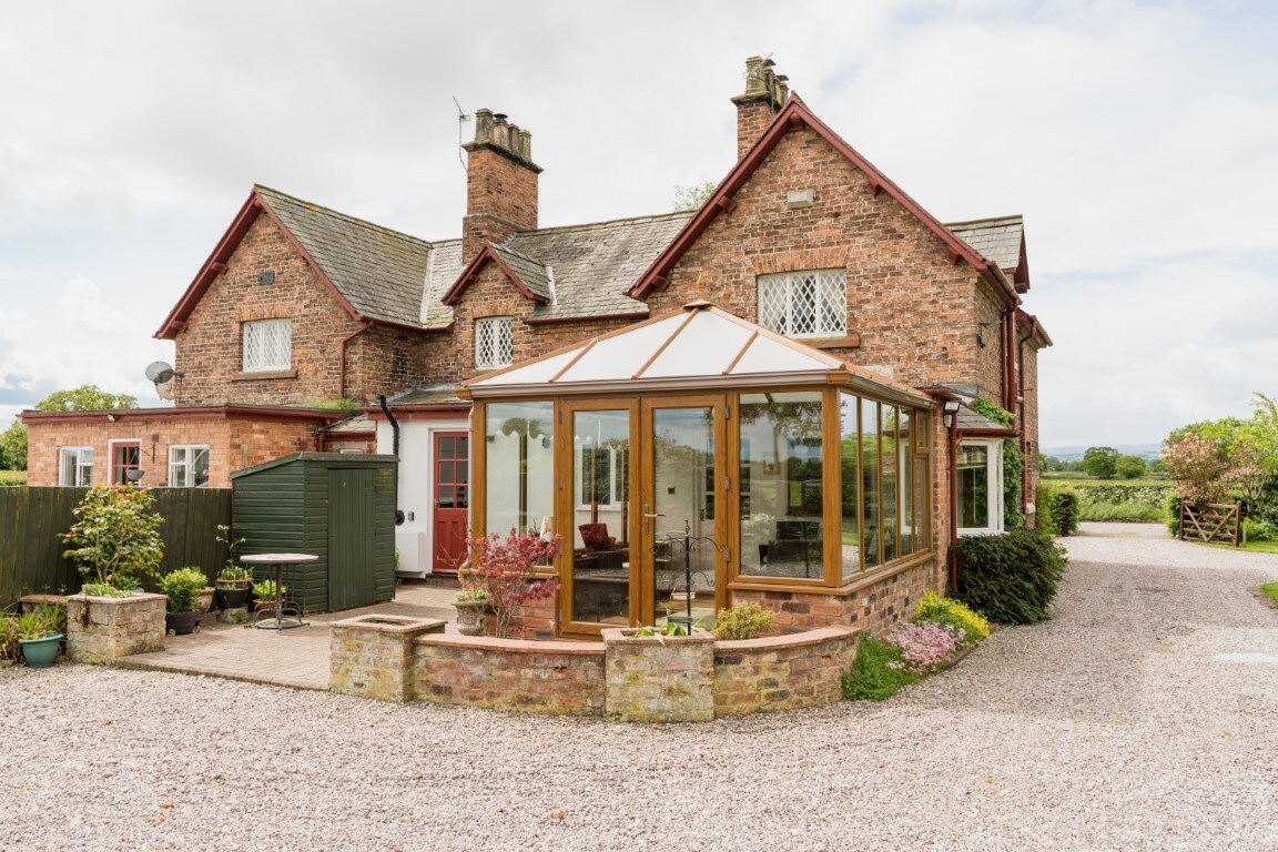 Rural 4 bed character cottage near to Chester