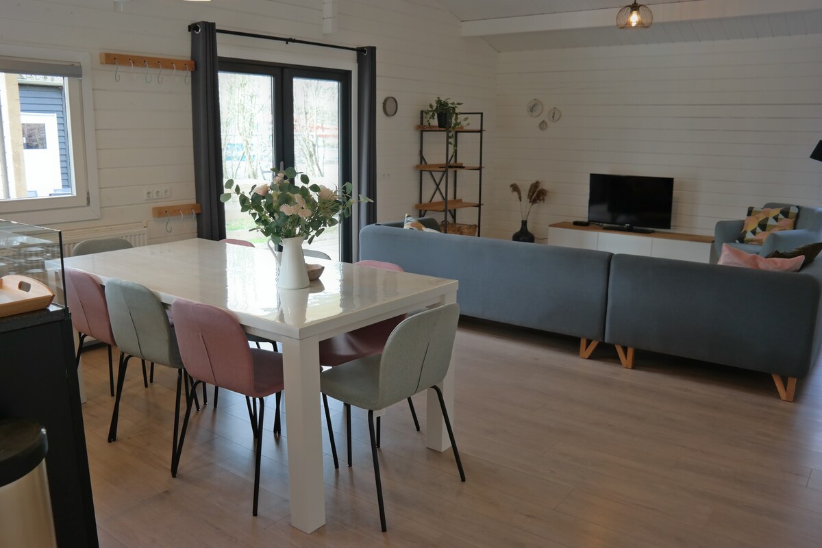 位于美丽的Drenthe的奢华舒适原木小屋。