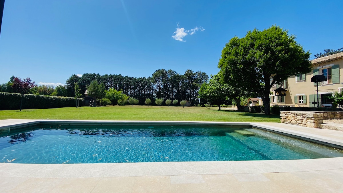 Charming Farmhouse in Provence with Heated Pool