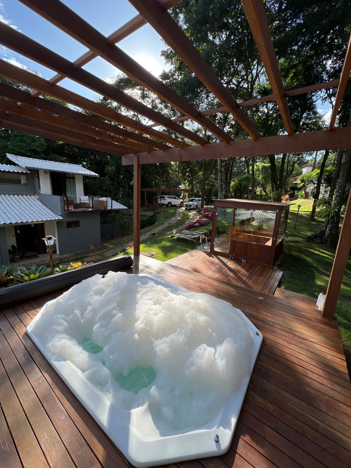 Spa, sauna, piscina natural em condomínio de luxo!