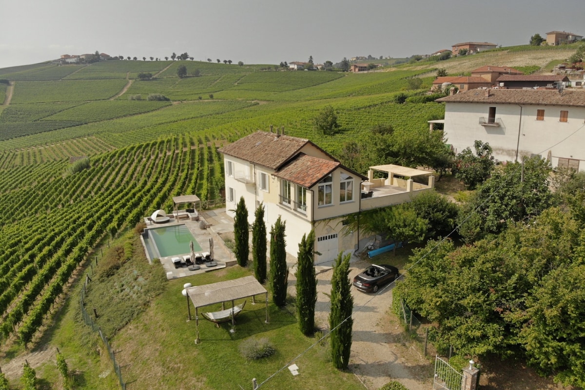 Villa Tinella - amazing vineyard views in Piemonte