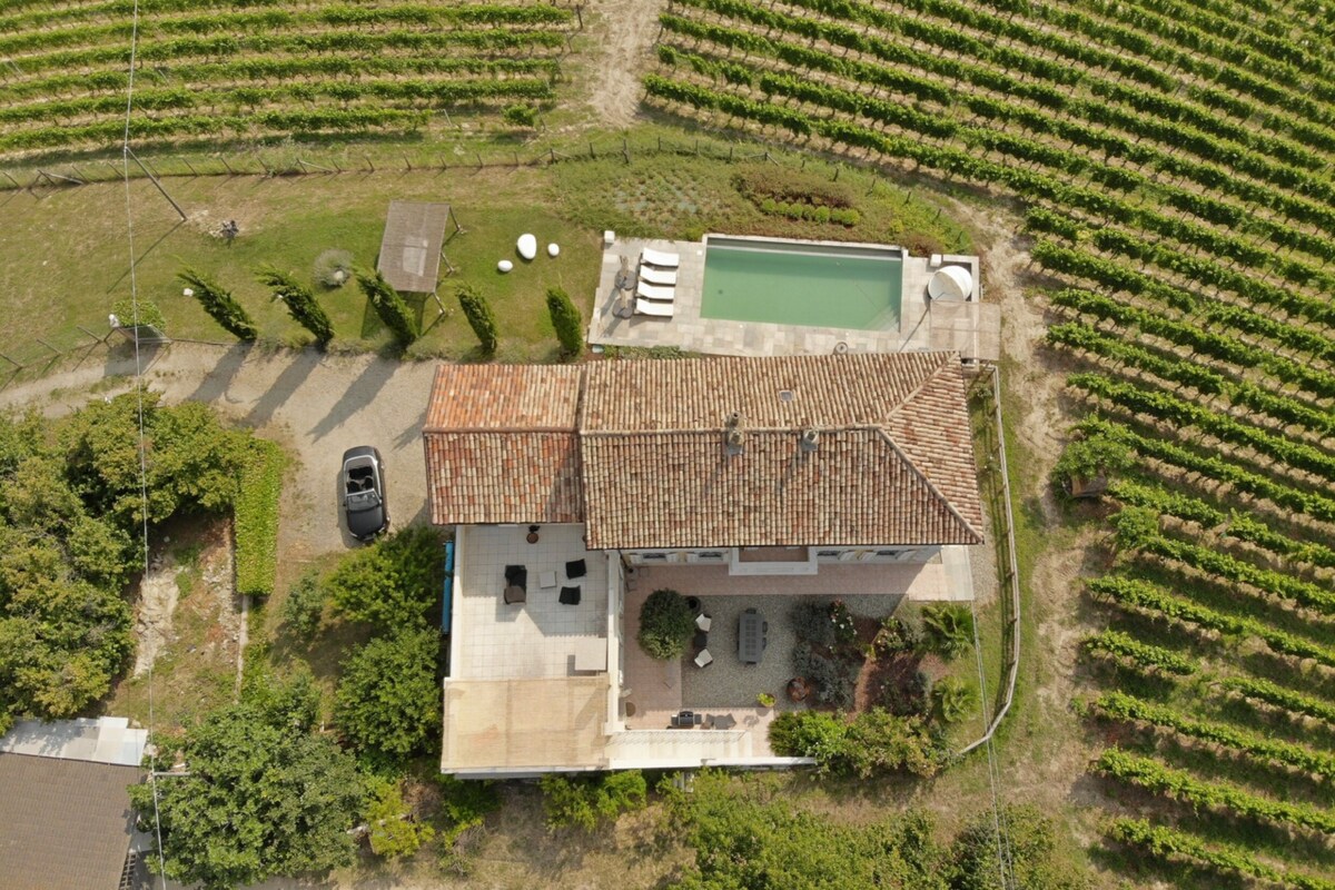 Villa Tinella - amazing vineyard views in Piemonte