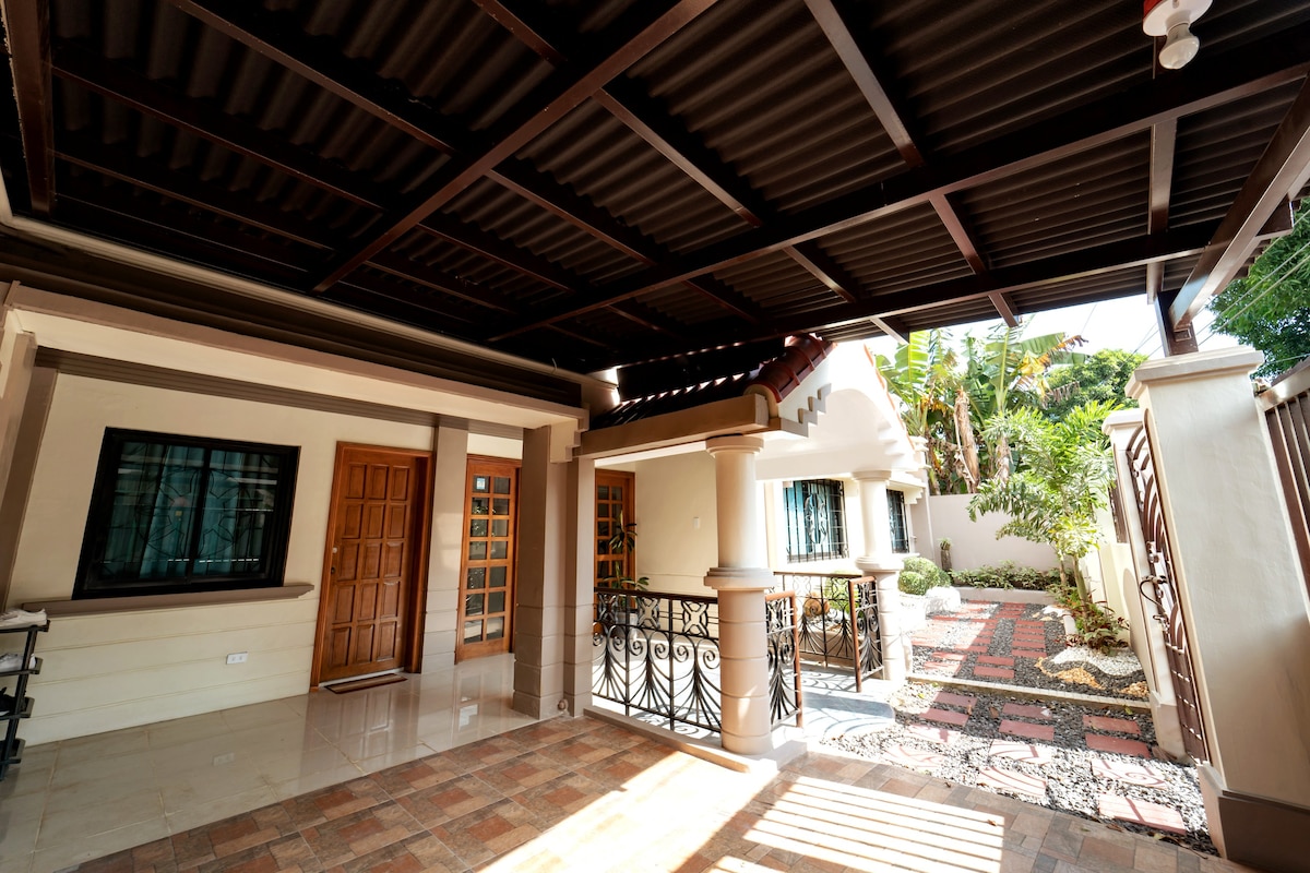 Entire Home 4BR near Legaspi