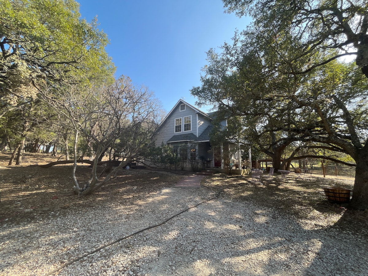 Delux Cottage in the Woods w/ Jacuzzi